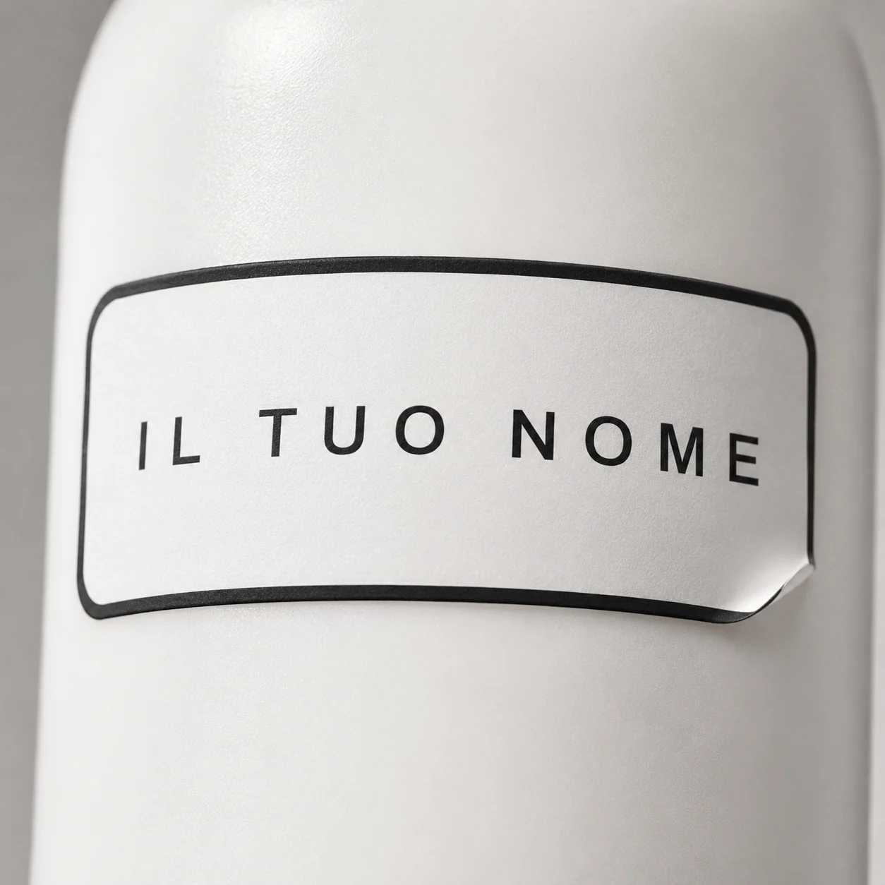 L'etichetta col tuo nome, da vicino (reference AI)